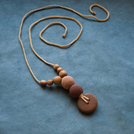 Best Babywearing Necklace / Cappuccino, Oak Wood Kangaroocare